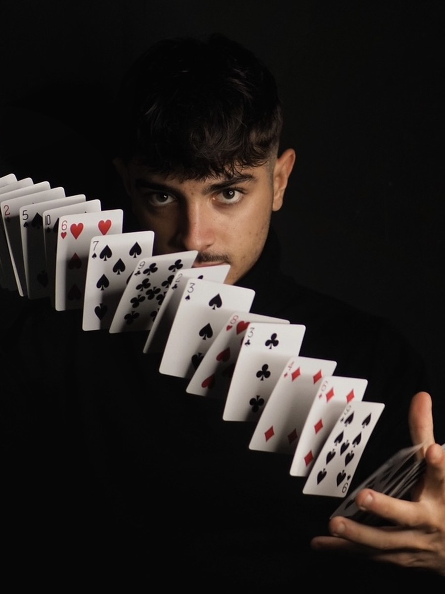 Daniel Motta con le carte