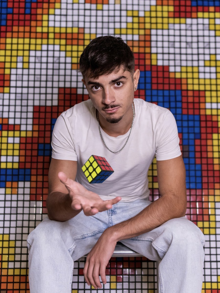 Daniel Motta con il cubo di Rubik