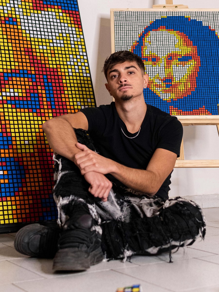 Daniel Motta con i mosaici di cubi di Rubik