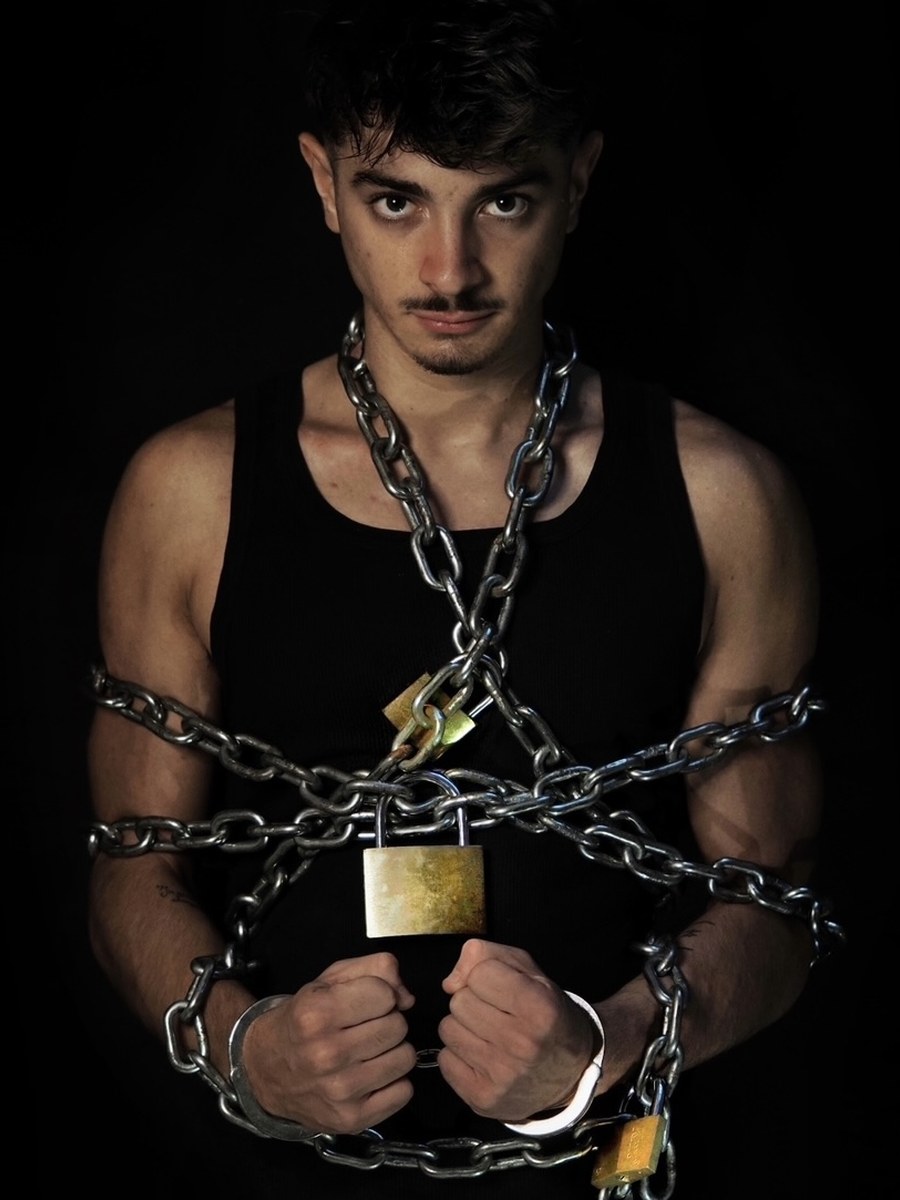 Daniel Motta con le catene, escapologia
